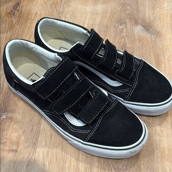 Woman’s Old Skool V Shoe Black Velcro Sneakers like new - Picture 1 of 4